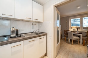 Kjøleskap, kokeplater, oppvaskmaskin og kaffetrakter/tekoker