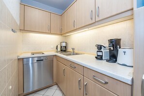 Kjøleskap, mikrobølgeovn, kokeplater og oppvaskmaskin