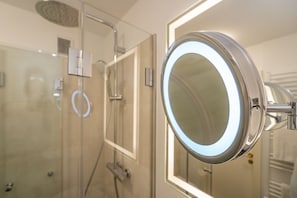 Unclassified image, 2 of 21, button