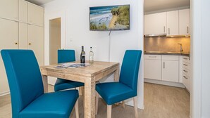 A modern kitchen with white cabinets and stainless steel appliances. - Neptun - Wohnen am Meer, in Dieser Zentralen Wohnung (Sylt)