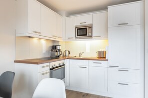Fridge, microwave, oven, stovetop - Blinkfüür - Modern 3-room vacation apartment for up to 4 people with balcony. (Sylt)