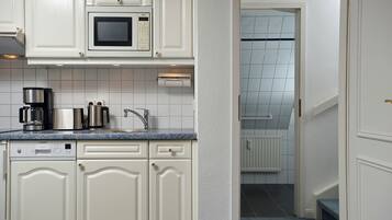 Réfrigérateur, micro-ondes, plaque de cuisson, lave-vaisselle