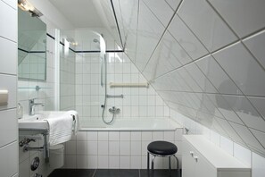 Een douche, een haardroger, handdoeken