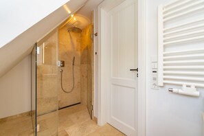 Dusche, Haartrockner, Handtücher