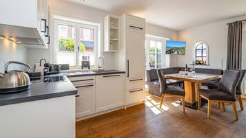 Fridge, oven, stovetop, dishwasher