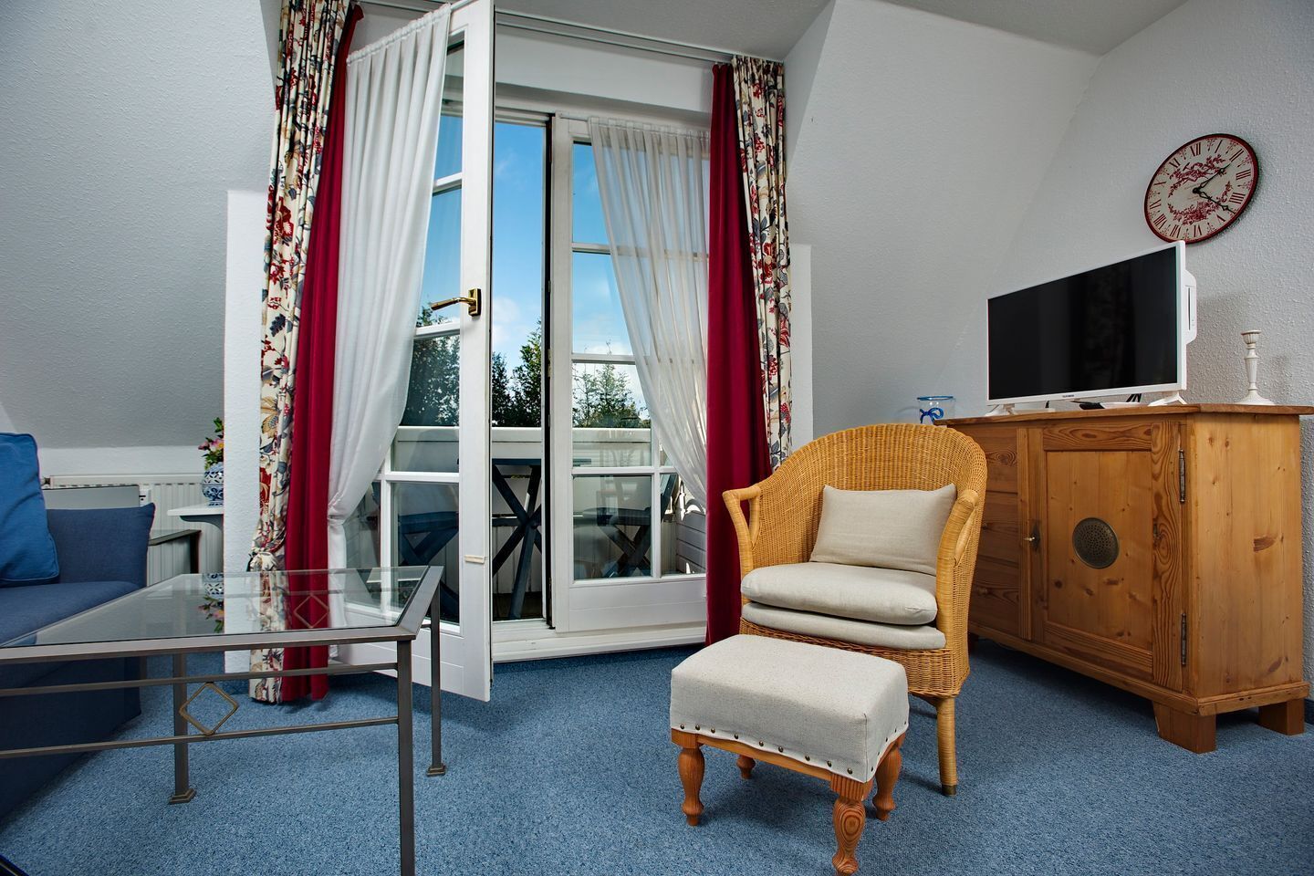 Televisie, een dvd-speler en een stereo