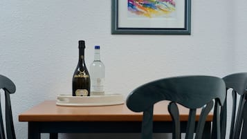 Ein Esstisch mit einer Weinflasche, einer Glasflasche und einem Tablett.