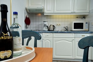 Réfrigérateur, four à micro-ondes, surface de cuisson, lave-vaisselle