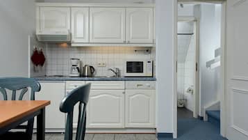 Kjøleskap, mikrobølgeovn, kokeplater og oppvaskmaskin
