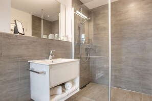 Shower, hair dryer, towels