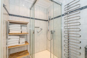 Dusche, Haartrockner, Handtücher