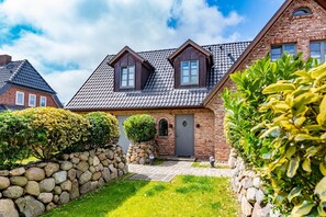 Exterior - Am Lee - Wunderschönes Mittelhausteil in Tinnum an den Salzwiesen mit Eigener Sauna (Sylt-Ost)