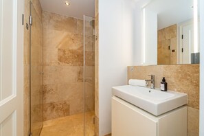 Dusche, Haartrockner, Handtücher