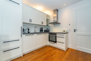 Réfrigérateur, four, plaque de cuisson, lave-vaisselle
