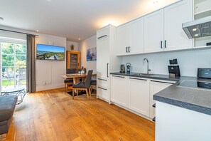 Fridge, oven, stovetop, dishwasher