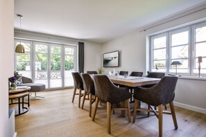 Unclassified image, 4 of 32, button