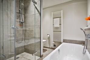 Douche, sèche-cheveux, serviettes fournies