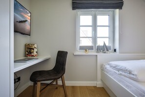 4 bedrooms, desk, iron/ironing board, WiFi