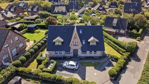 Un quartier résidentiel avec des maisons, une allée et une voiture.