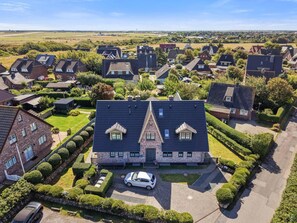 Un quartier résidentiel avec des maisons, une allée et une voiture.