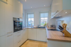 Een koelkast, een oven, een kookplaat, een vaatwasser