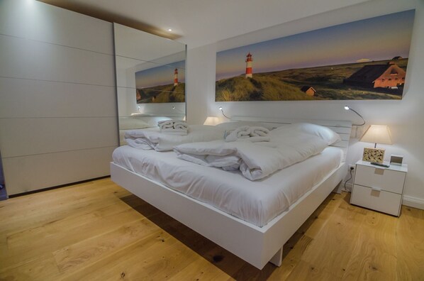 3 bedrooms, in-room safe, iron/ironing board, WiFi