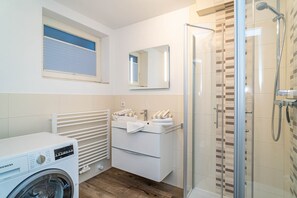 Chuveiro, secador de cabelo, toalhas de banho 