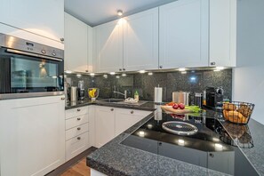 ثلاجة، فرن، موقد طهي مسطح، غسالة أطباق