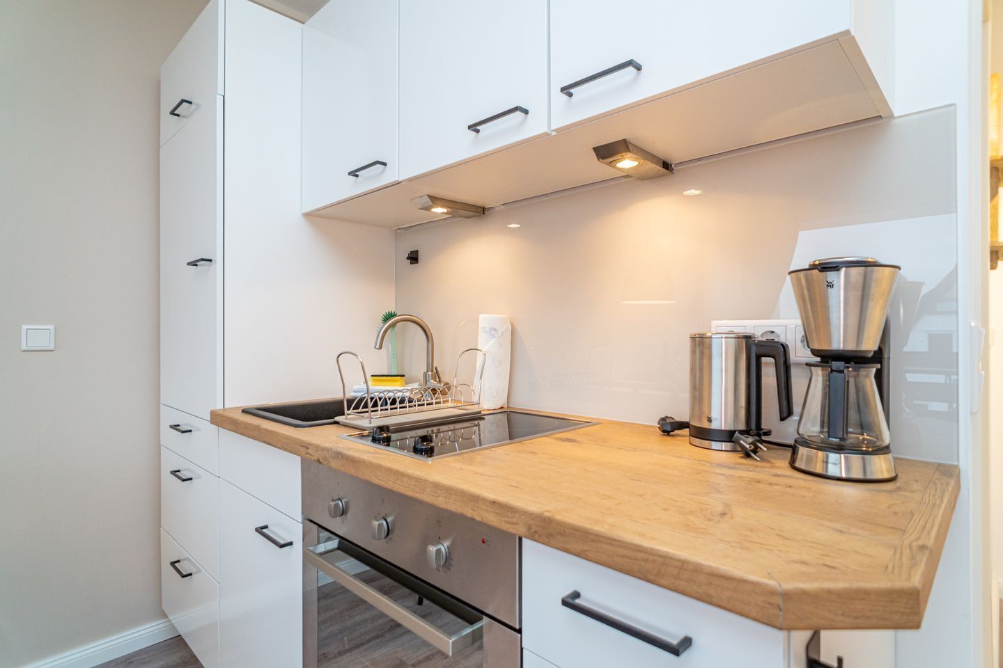 Kühlschrank, Ofen, Herdplatte, Wasserkocher mit Kaffee-/Teezubehör