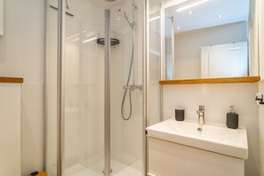 Shower, hair dryer, towels
