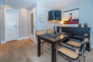 Unclassified image, 2 of 32, button