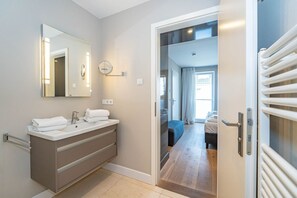 Unclassified image, 5 of 32, button