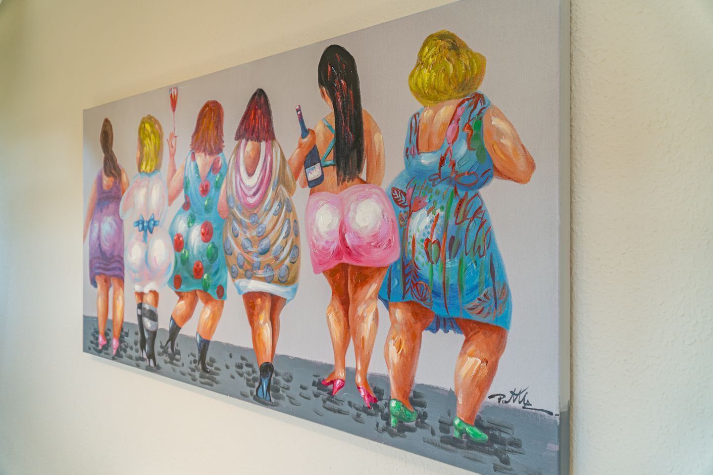 Ein Gemälde von sechs Frauen in bunten Kleidern und hohen Schuhen.