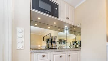 Réfrigérateur, micro-ondes, plaque de cuisson, lave-vaisselle