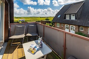 Unclassified image, 4 of 32, button - Casa Karline - 4-room vacation apartment with balcony and view of the dyke meadows. (Sylt)
