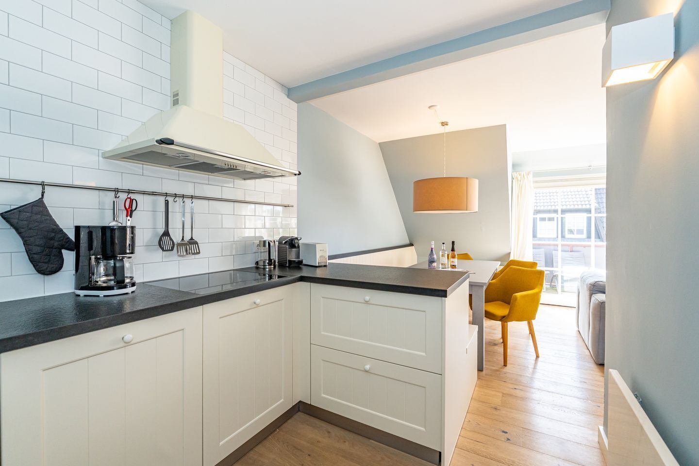 Coffee/tea maker, fridge, oven, stovetop
