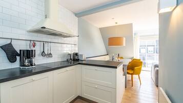 Coffee/tea maker, fridge, oven, stovetop