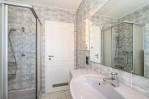 Douche, sèche-cheveux, serviettes fournies