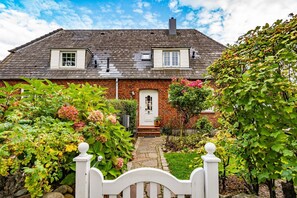 Unclassified image, 4 of 20, button