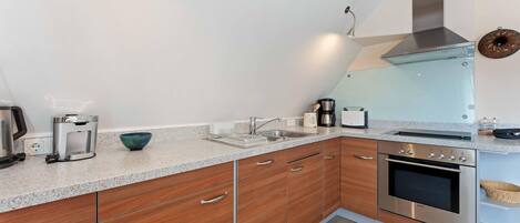 Coffee/tea maker, fridge, oven, stovetop