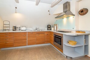 Een koelkast, een oven, een kookplaat, een vaatwasser