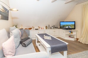 TV, stereo - App. Anne - Zentral Gelegene 2-zimmerwohnung, mit Gartennutzung (Sylt)