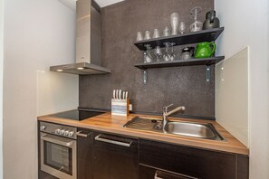 Fridge, oven, stovetop, dishwasher