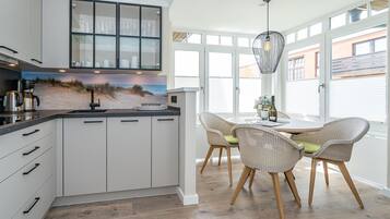 Réfrigérateur, un four, surface de cuisson, lave-vaisselle
