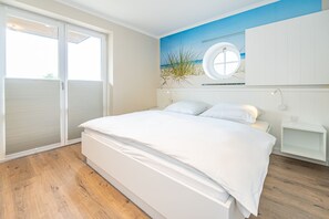 1 bedroom, WiFi, bed sheets - Strandperle - Modern 2-room vacation apartment with balcony, by the village pond. (Wenningstedt-Braderup (Sylt))