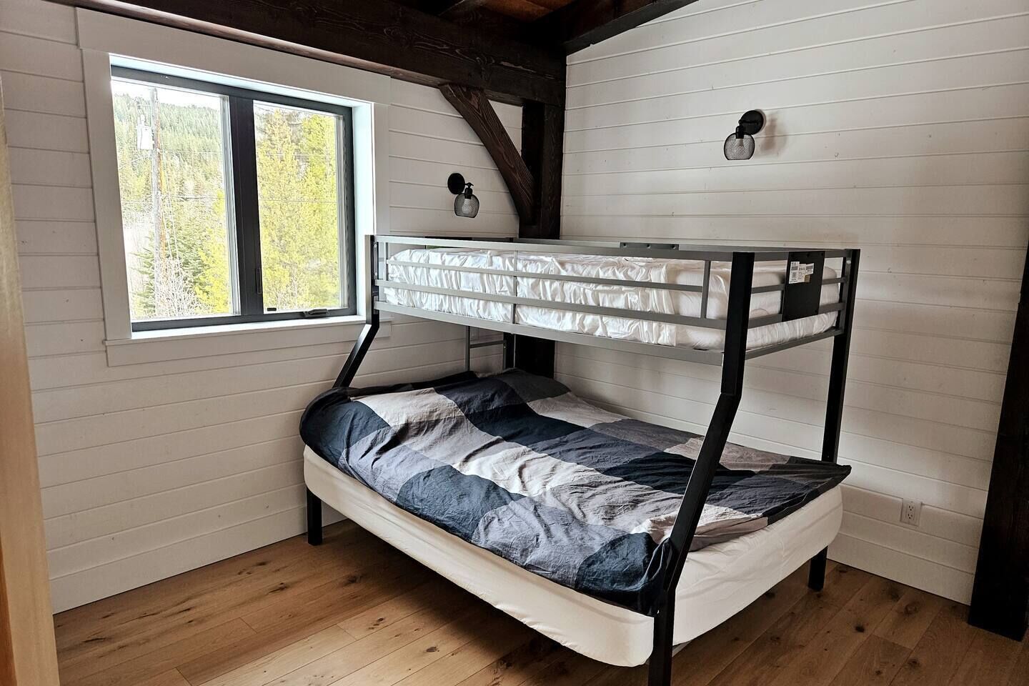 Secluded waterfront cabin on fishing lake!