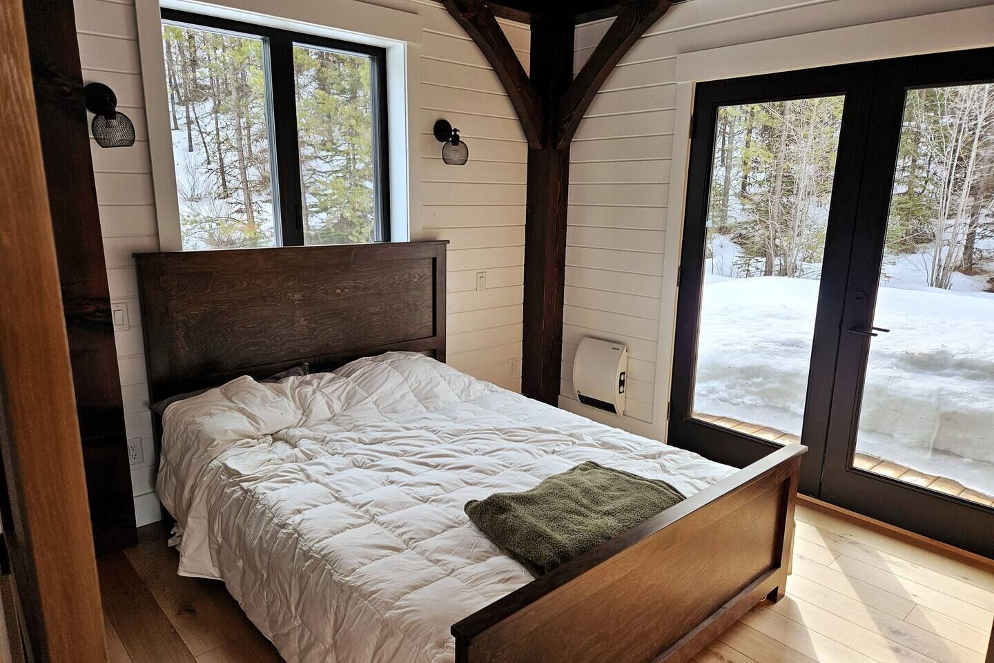 Secluded waterfront cabin on fishing lake!