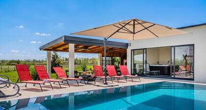 Secluded Pool House Kupa /w Sauna & Jacuzzi, Banska Selnica, Croatia