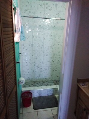 Dusche, Handtücher, Seife, Toilettenpapier