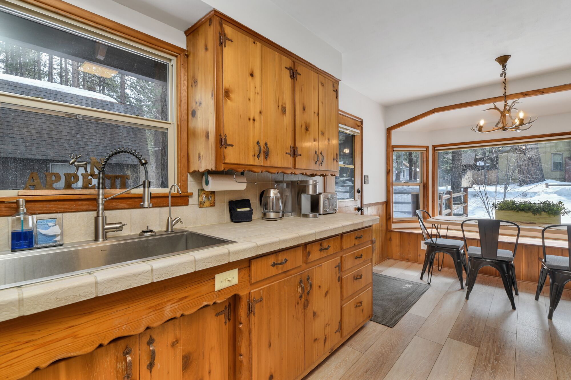 Brunos Cabin- Relaxing Central Log Cabin Retreat